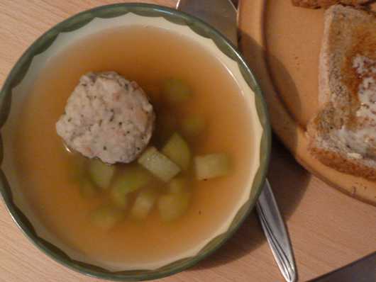 Speckknödel Gurkensuppe