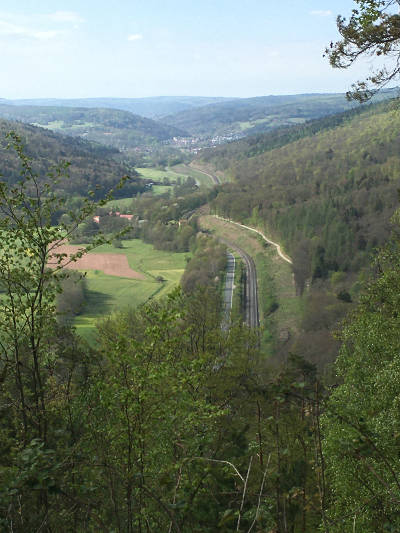 Blick vom Beilstein in das Lohrtal, im Hintergrund Partenstein